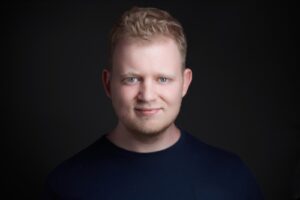 Max Smit portret met zwarte trui bij praktijkruimte Smit Academy in Doetinchem