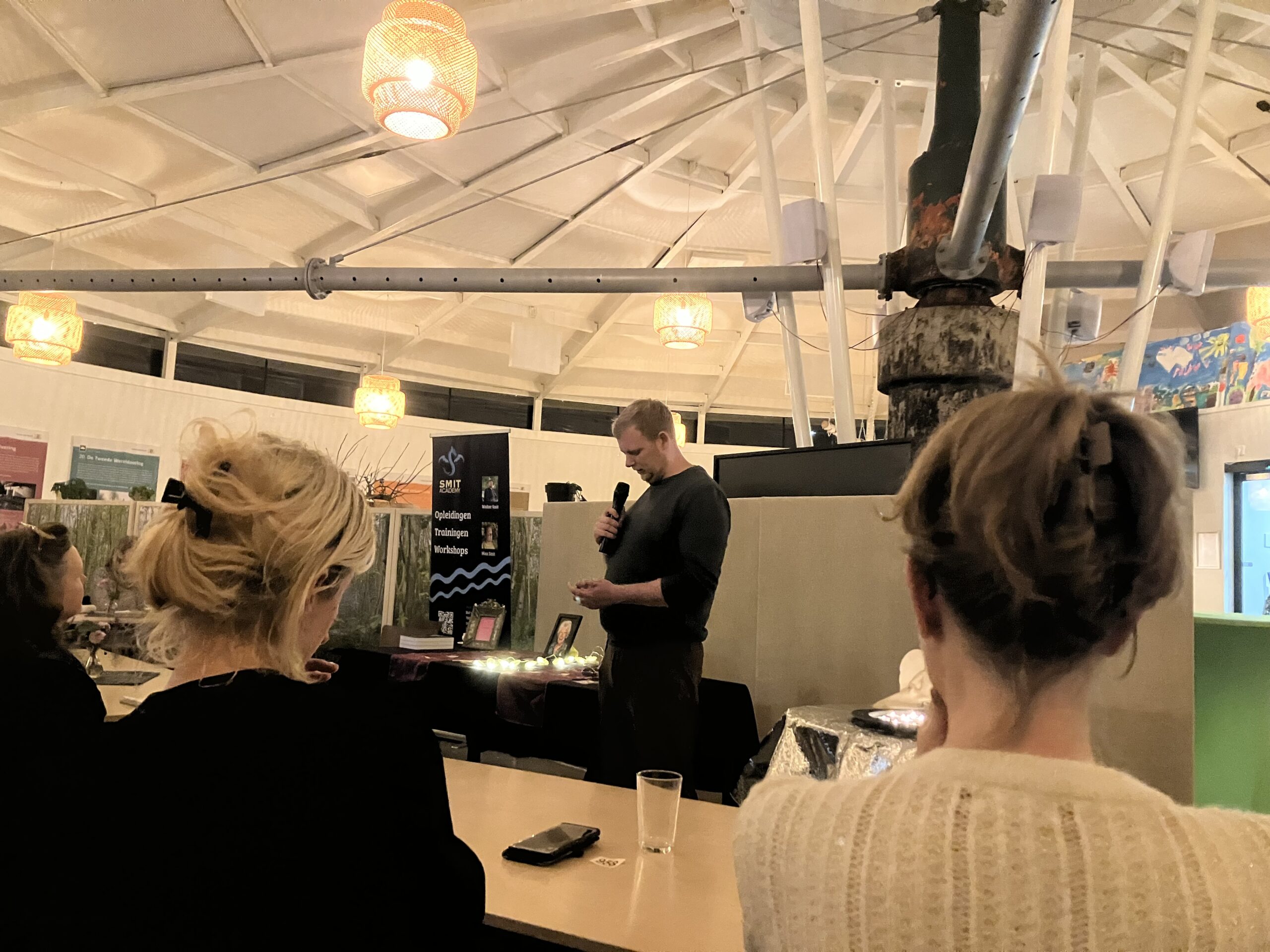 Max Smit presenteert bij de Komeet in Eibergen namens Smit Academy in Doetinchem