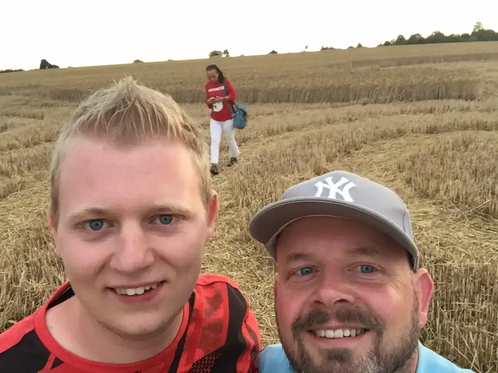 Max en Walter Smit in graancirkel tijdens uitje van Smit Academy in Doetinchem